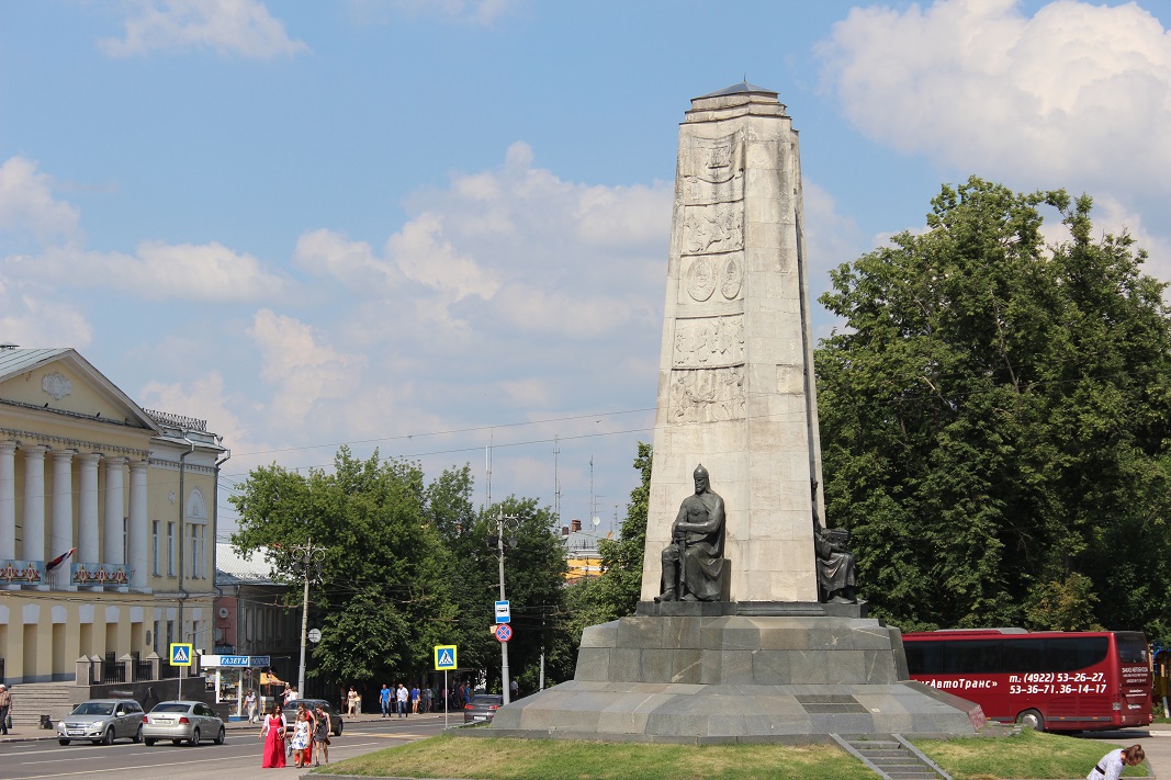 Монумент в честь 850-летия города Владимира