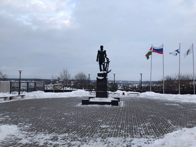 Памятник Д.Н. Сенявину в Боровске. Зима